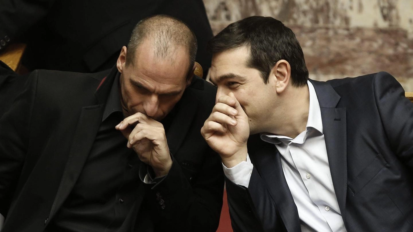 L'ex ministro delle finanze greco Yanis Varoufakis con l'ormai ex premier Alexis Tsipras (Ansa)