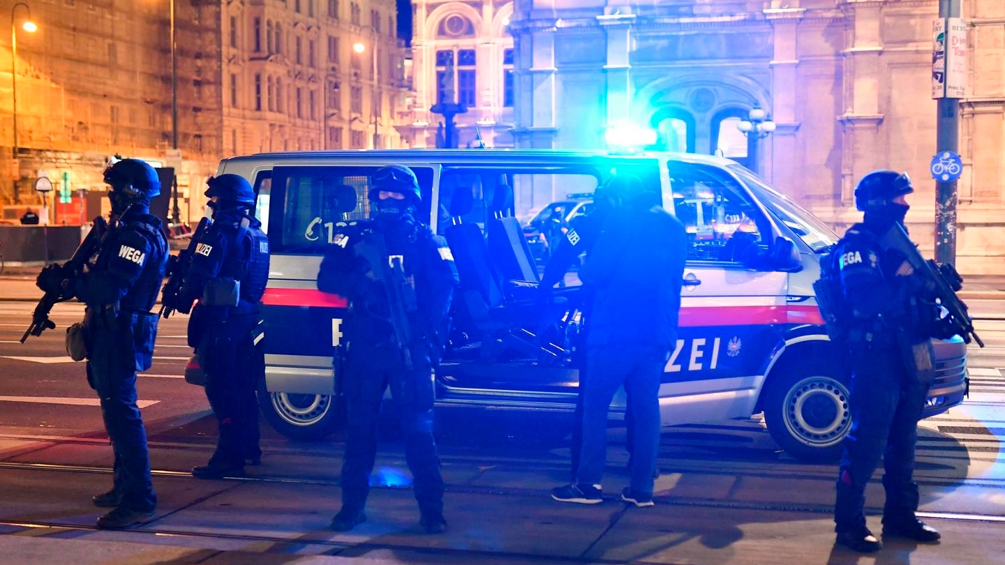 Attentato a Vienna, la polizia in strada (Ansa)