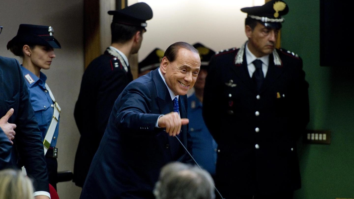 Silvio Berlusconi anell'aula del tribunale di Napoli nel 2014 (Ansa)