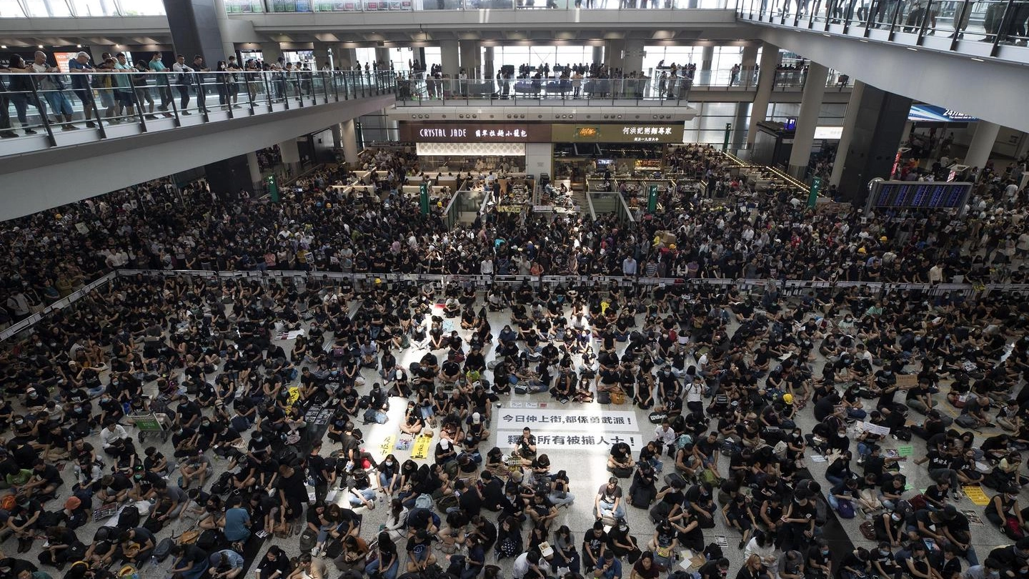 Hong Kong, sit-in di protesta blocca l'aeroporto (Ansa)