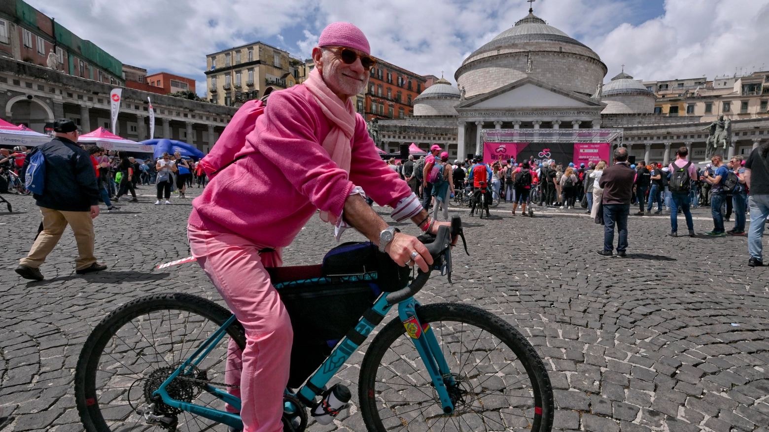 Giro d'Italia a Napoli. L'attesa della partenza della tappa  in piazza Plebiscito