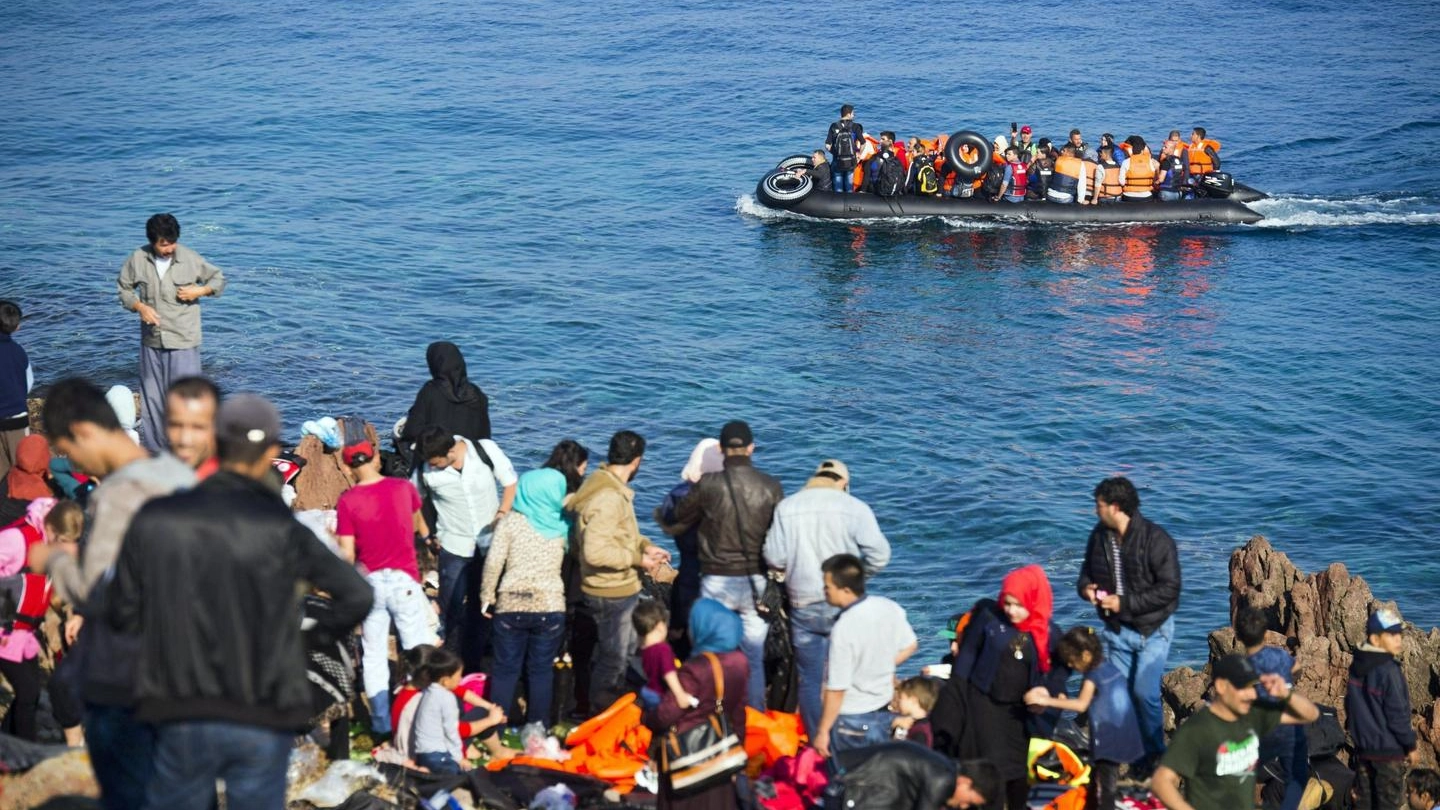 Sbarco di migranti in Grecia (Ansa)