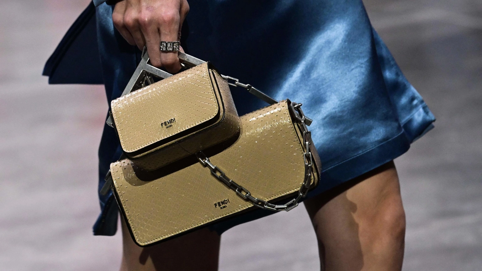 Le borse di Fendi sfilano in passerella insieme agli abiti del noto marchio dell'alta moda