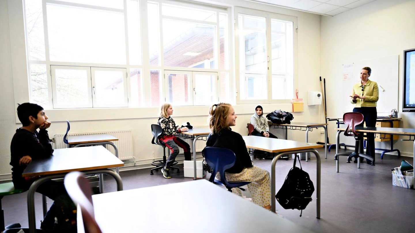 Copenaghen, il primo ministro danese Mette Frederiksen parla in un’aula scolastica