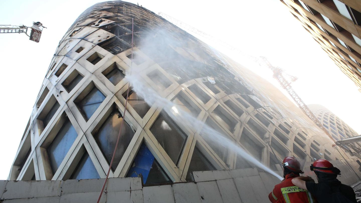 Incendio in un palazzo a Beirut progettato da Zaha Hadid (Ansa)