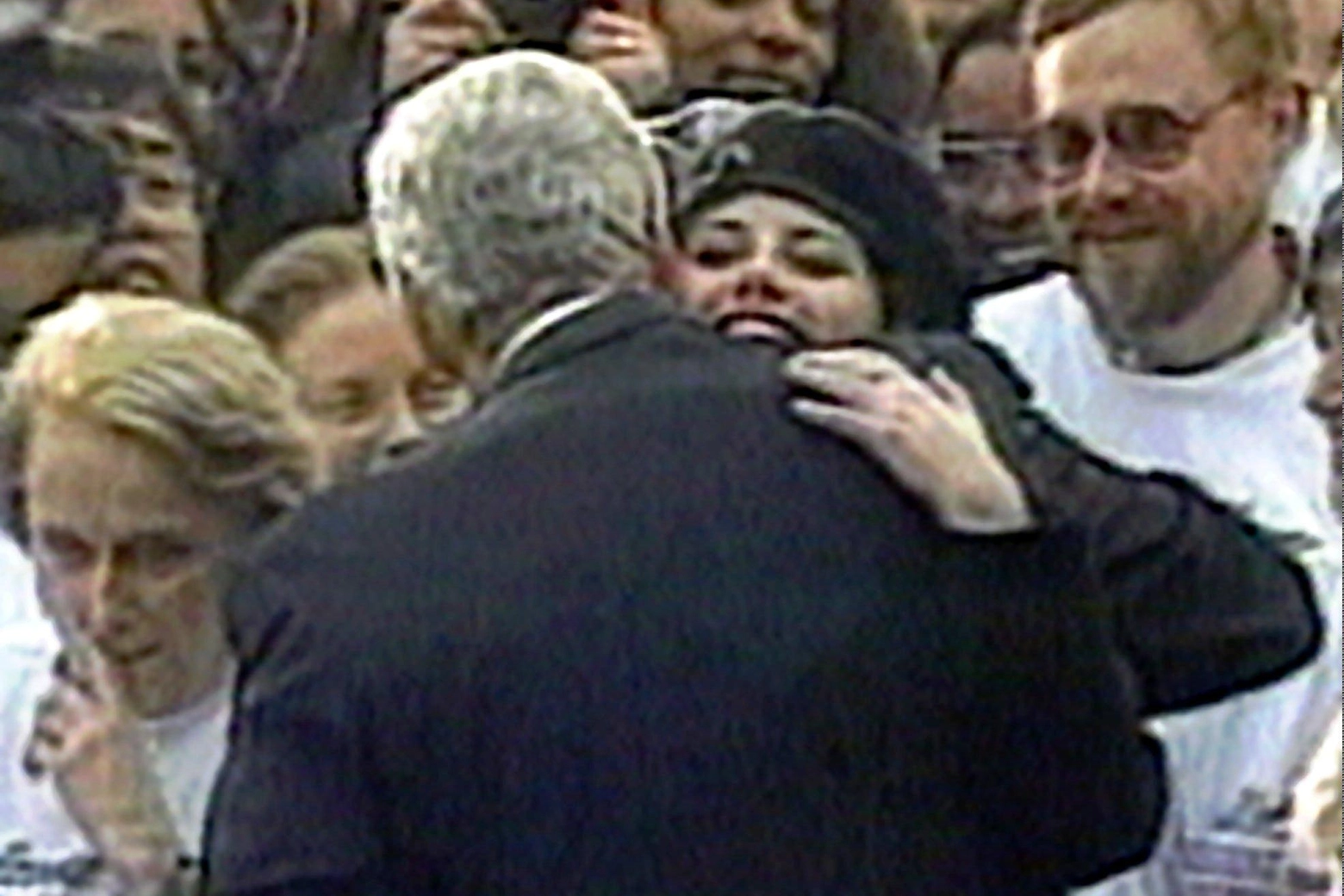 Monica Lewinsky abbraccia Bill Clinton (Lapresse)