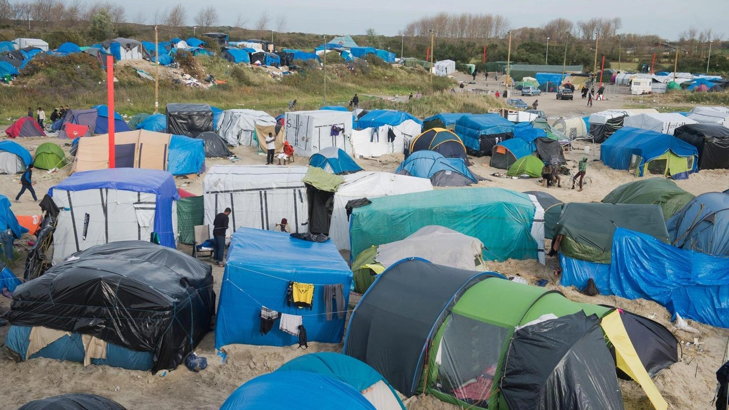 La tendopoli di Calais (Ansa)