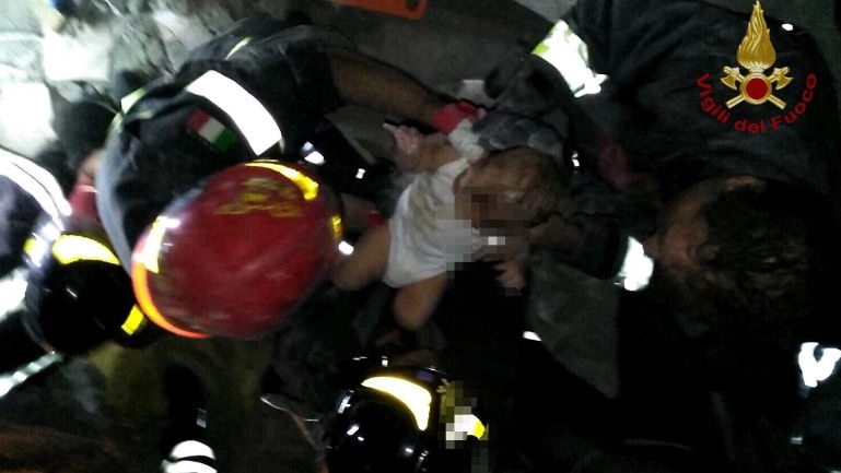 Terremoto a Ischia, Vigili del Fuoco salvano neonato (twitter)