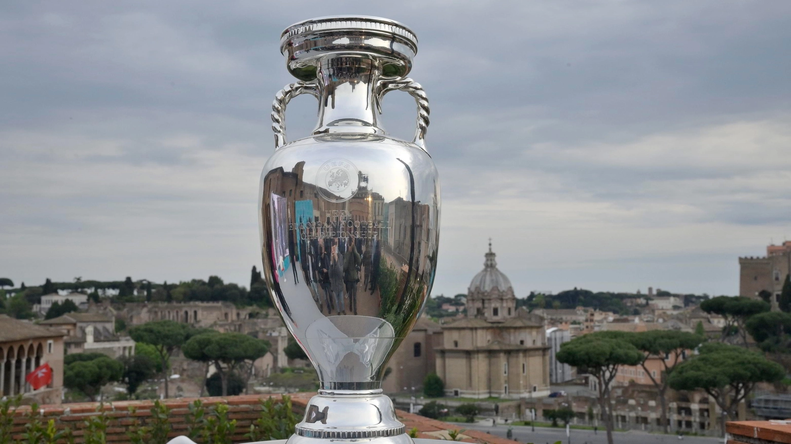 Il trofeo di Euro 2020 a Roma