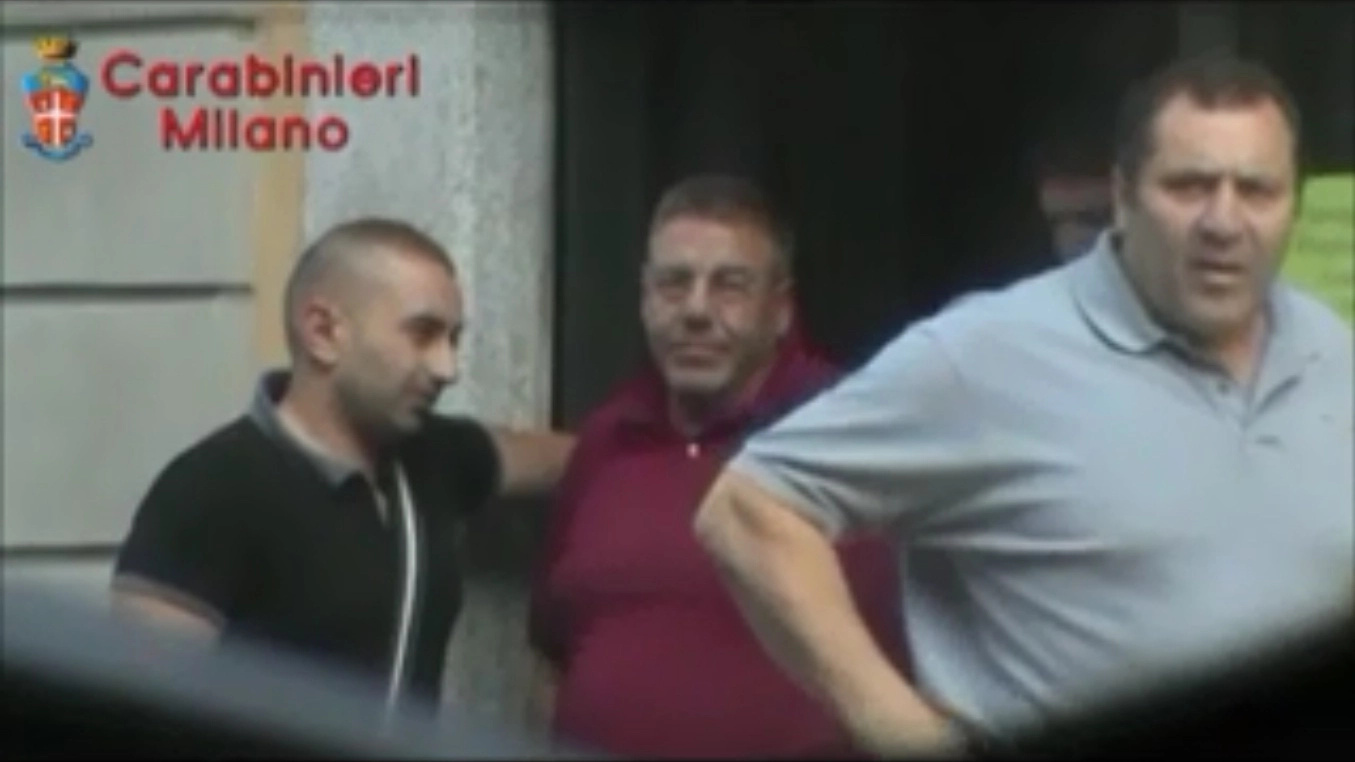 'Ndrangheta a Milano, un frame dei video dei carabinieri che ritrae Giulio Martino (polo grigia)