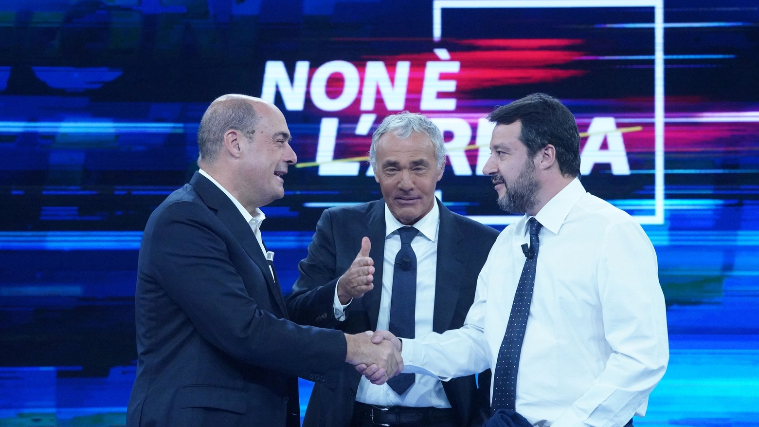 Zingaretti stringe la mano a Salvini (Imagoeconomica)
