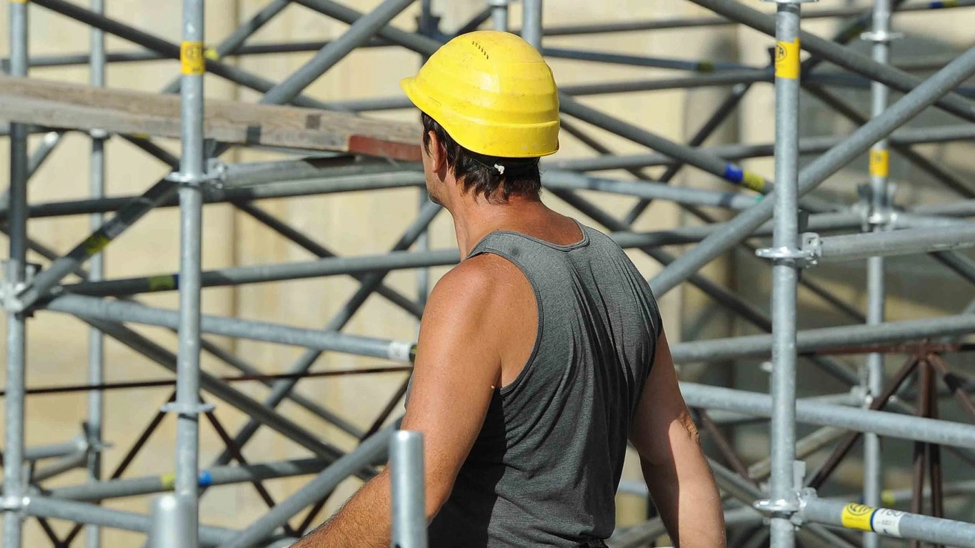Operaio muratore al lavoro in un cantiere edile