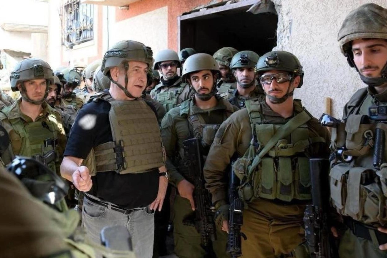 Benjamin Netanyahu tra i soldati (Ansa)
