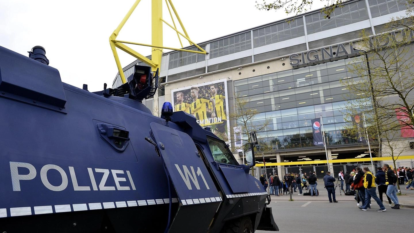Attentato Borussia Dortmund, la polizia fuori dallo stadio (Ansa)