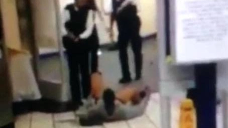 Londra, nella metro l'aggressore immobilizzato dalla polizia