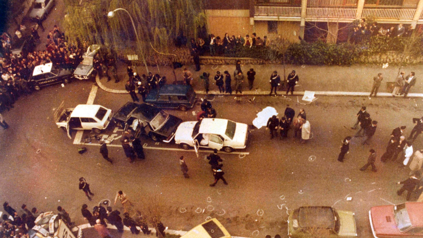 Foto dall'alto scattata il 16 marzo 1978 durante i rilievi tecnici in via Fani (Ansa)