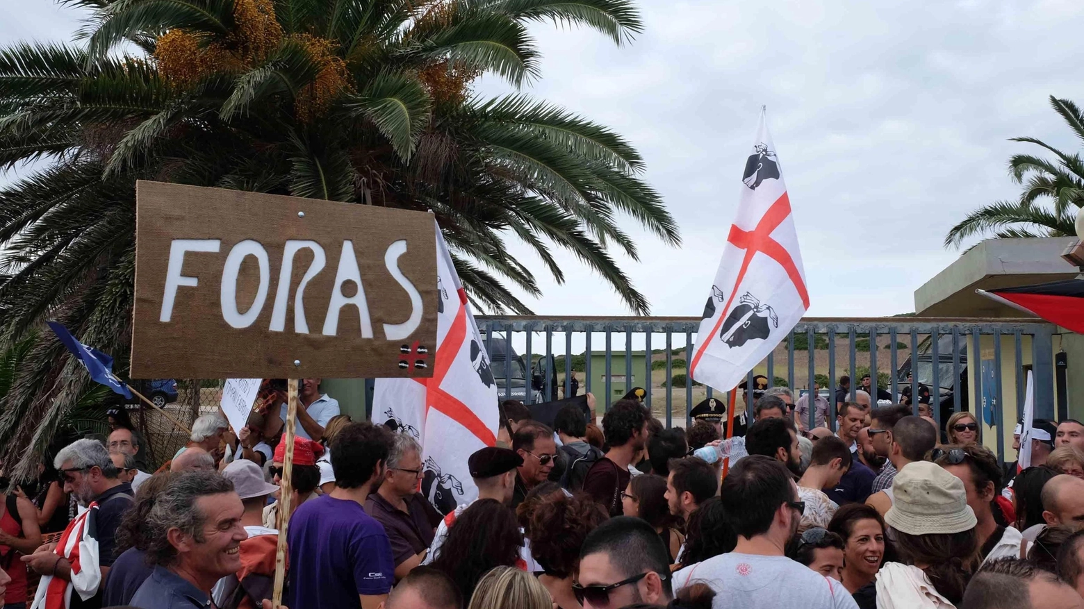 Un momento della manifestazione di protesta davanti alla base militare di Capo Frasca (Ansa)
