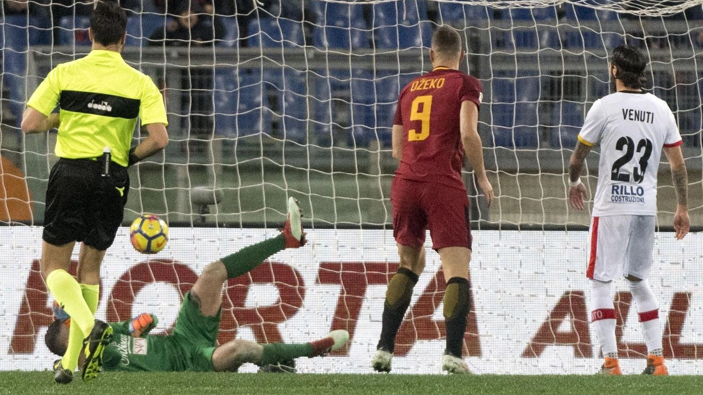 Roma-Benevento, gol di Dzeko su rigore (Ansa)