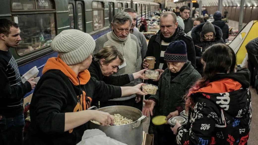 Gli sfollati di Kiev nella metropolitana