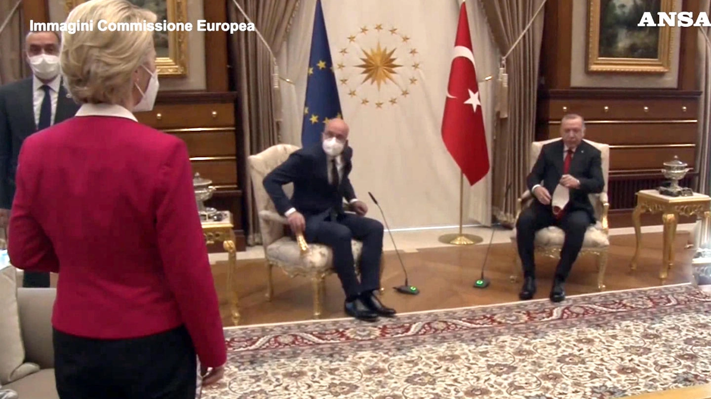 Von der Leyen in piedi, Erdogan e Michel seduti: esplode il Sofagate (Dire)
