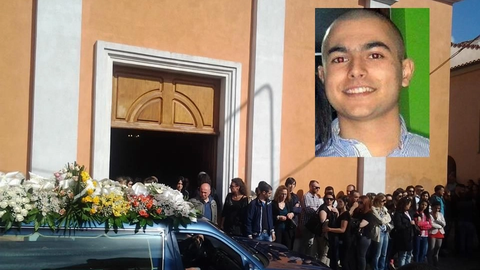 Il feretro di Gianluca Monni, il 19enne ucciso alla fermata del bus in Sardegna (Ansa)