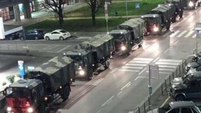 La foto simbolo della pandemia: i camion che trasportano le vittime a Bergamo