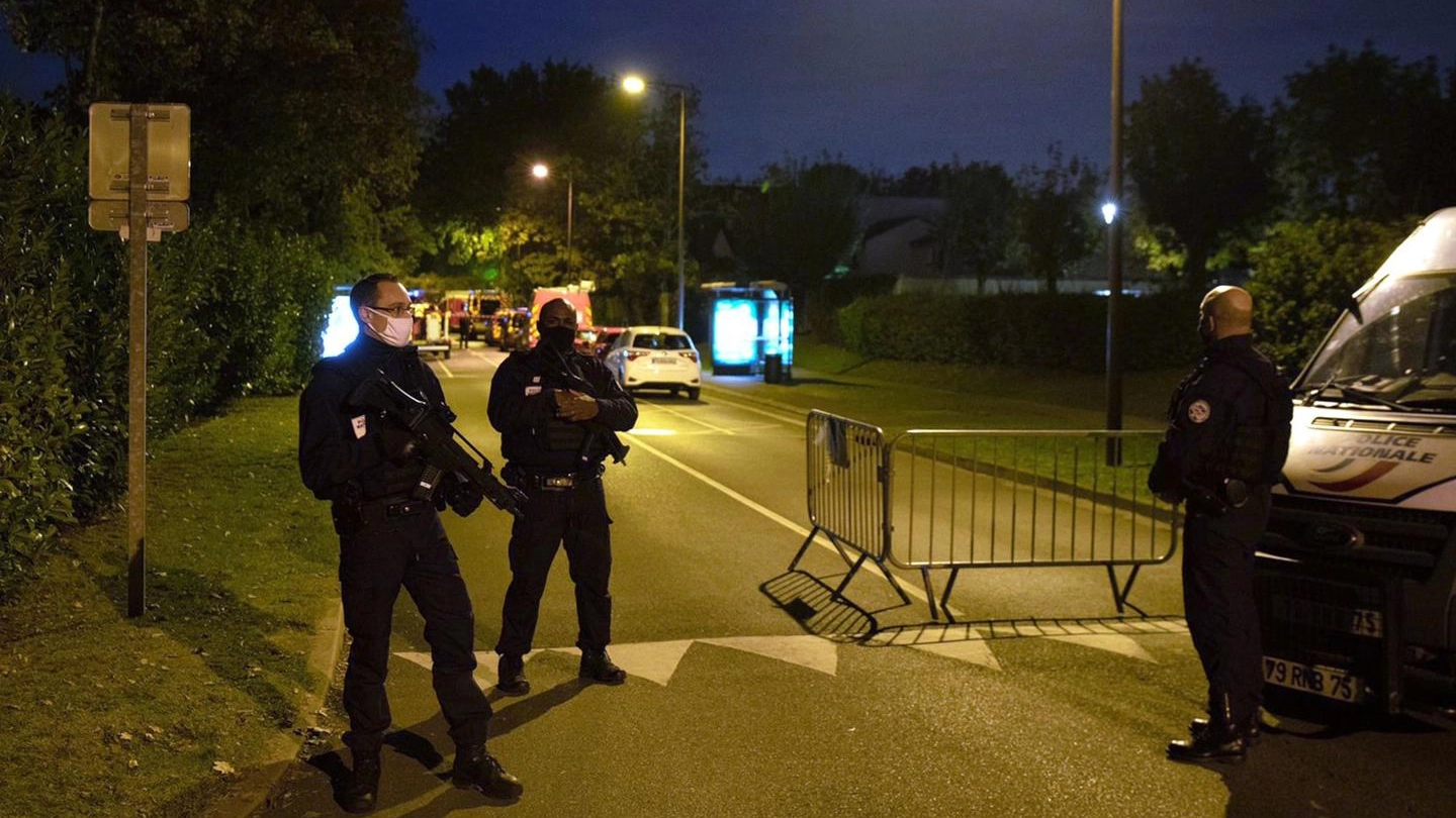 Poliziotti francesi nel luogo dove è stato ucciso il killer (Ansa) 