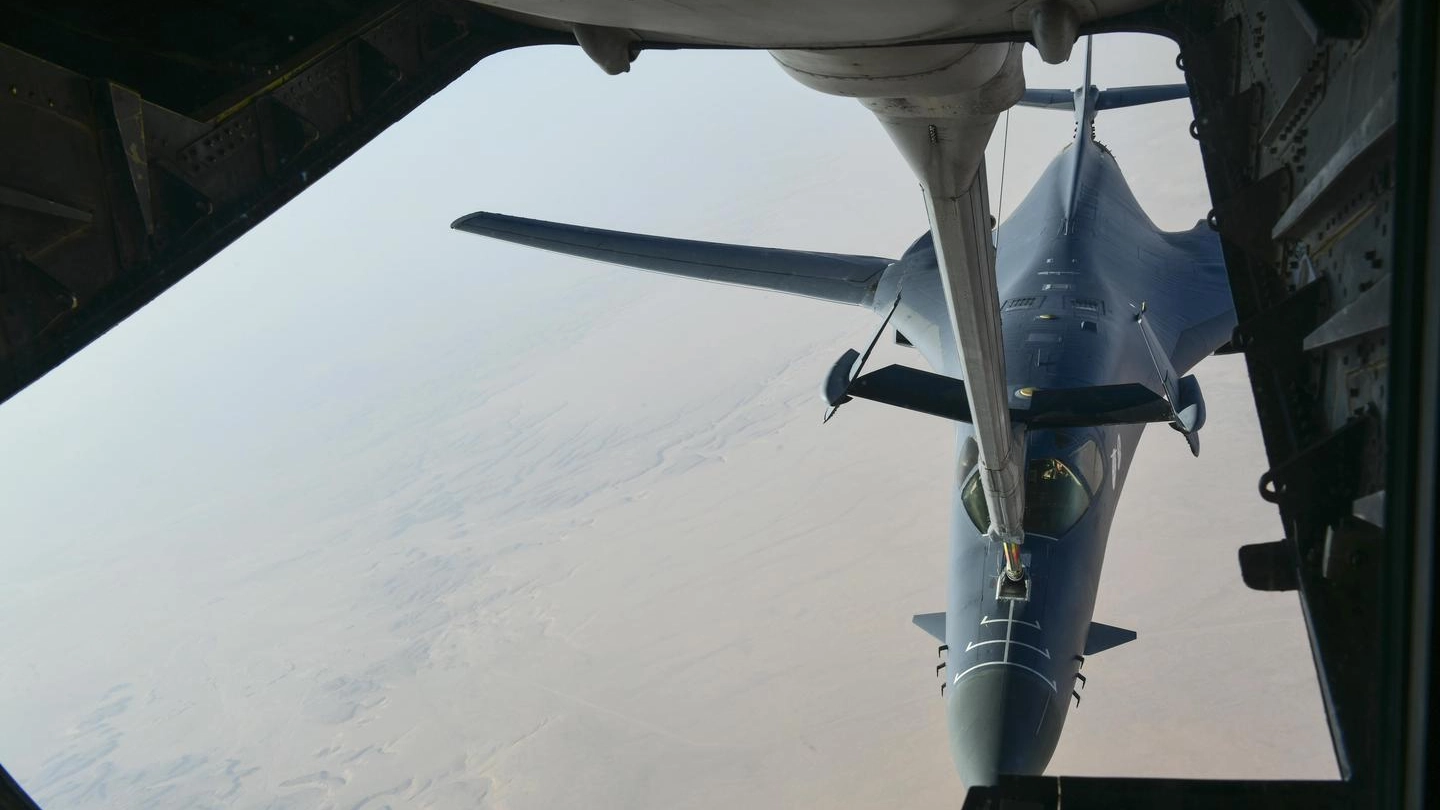 Siria, il rifornimento in volo di un Air Force B-1 (Ansa)
