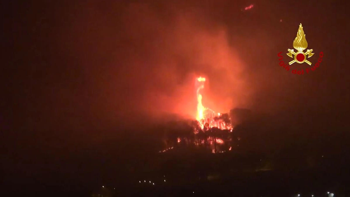 L'incendio ad Altofonte nello screenshot del video dei vigili del fuoco