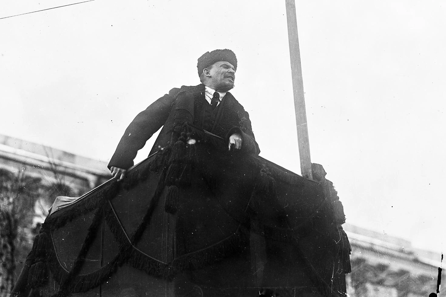 Lenin nella Piazza Rossa di Mosca nel 1° anniversario della Rivoluzione russa (Ansa)