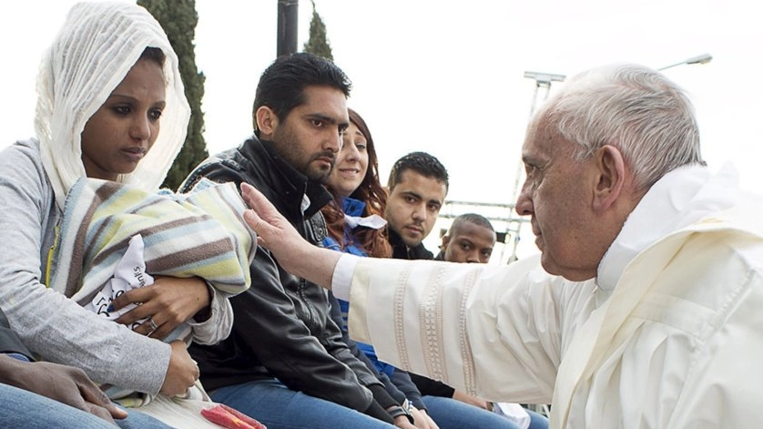 Papa Francesco con le famiglie di migranti (Dire)