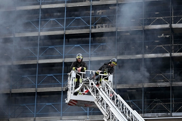 Incendio a Colli Aniene: 78 sfollati, fermati due sciacalli. Livelli della qualità dell’aria sotto i limiti