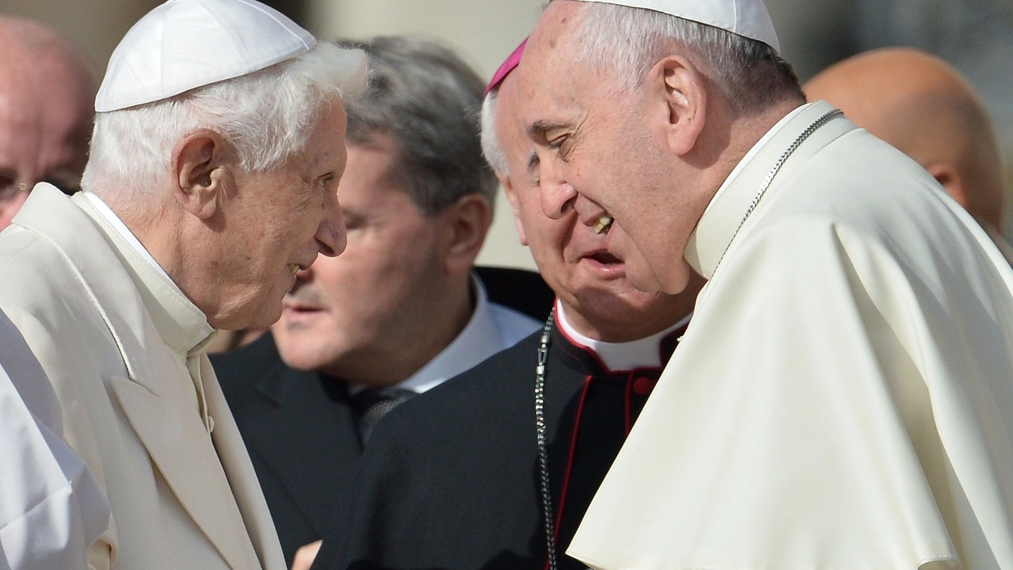 Papa Francesco e il papa emerito Benedetto XVI (AFP)
