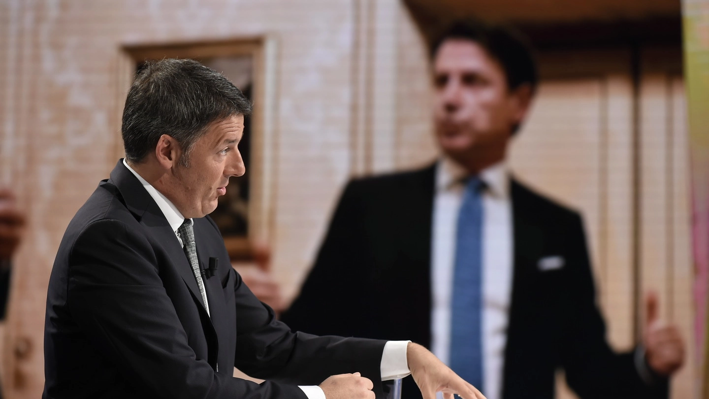 Matteo Renzi e, sullo sfondo, un'immagine di Conte (ImagoE)