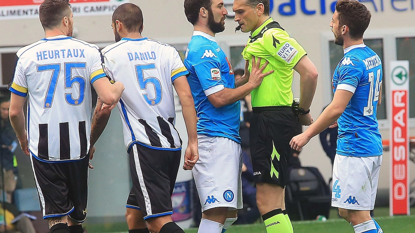 Higuain e l'arbitro Irrati durante Udinese-Napoli (Ansa)
