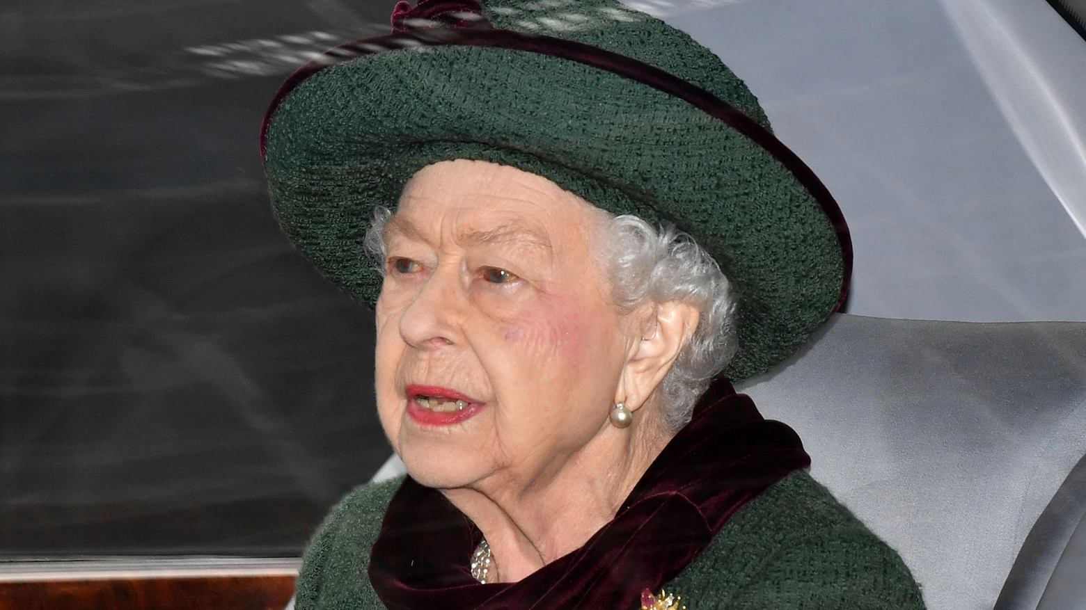 La Regina Elisabetta arriva alla messa per il Principe Carlo in marzo 
