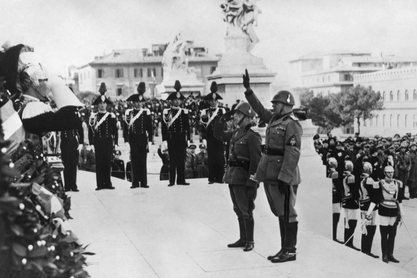 Vittorio Emanuele III con Benito Mussolini al milite ignoto (Afp)