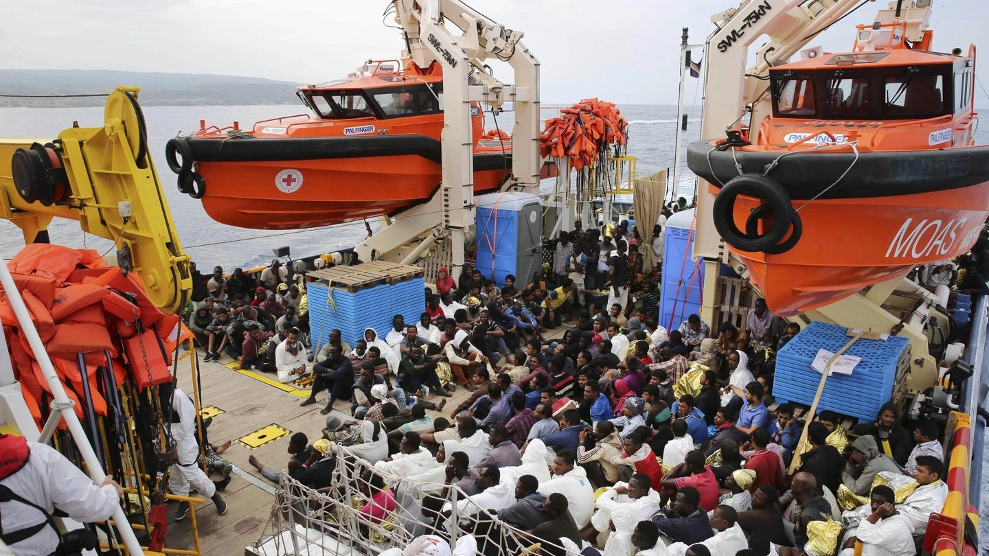 Soccorsi ai migranti in mare (Ansa)