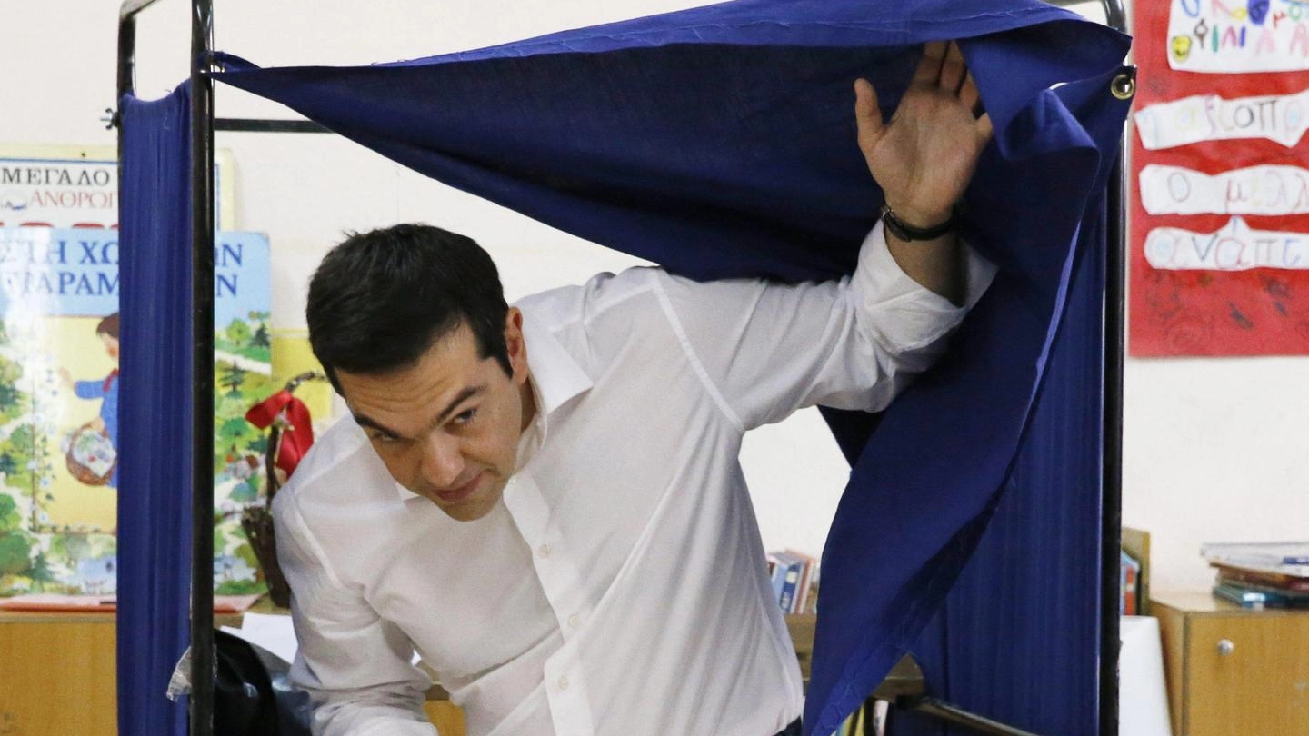 Alexis Tsipras esce dalle urne durante il referendum sulla proposta dei creditori (Ansa)