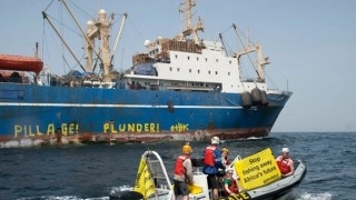 Gommone di Greenpeace nella zona del disastro