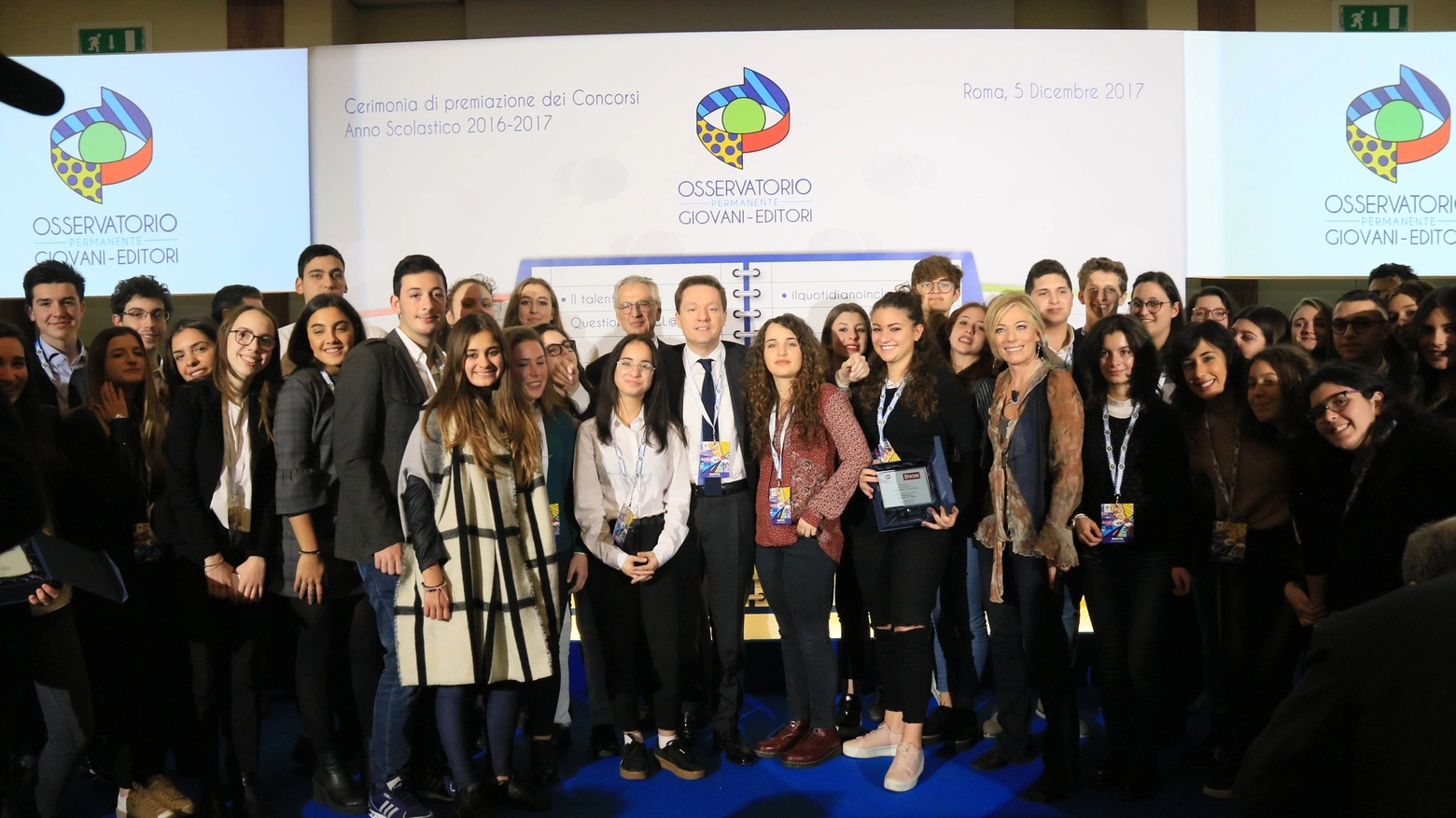 Andrea Ceccherini con i vincitori dei concorsi promossi dall'Osservatorio Giovani Editori