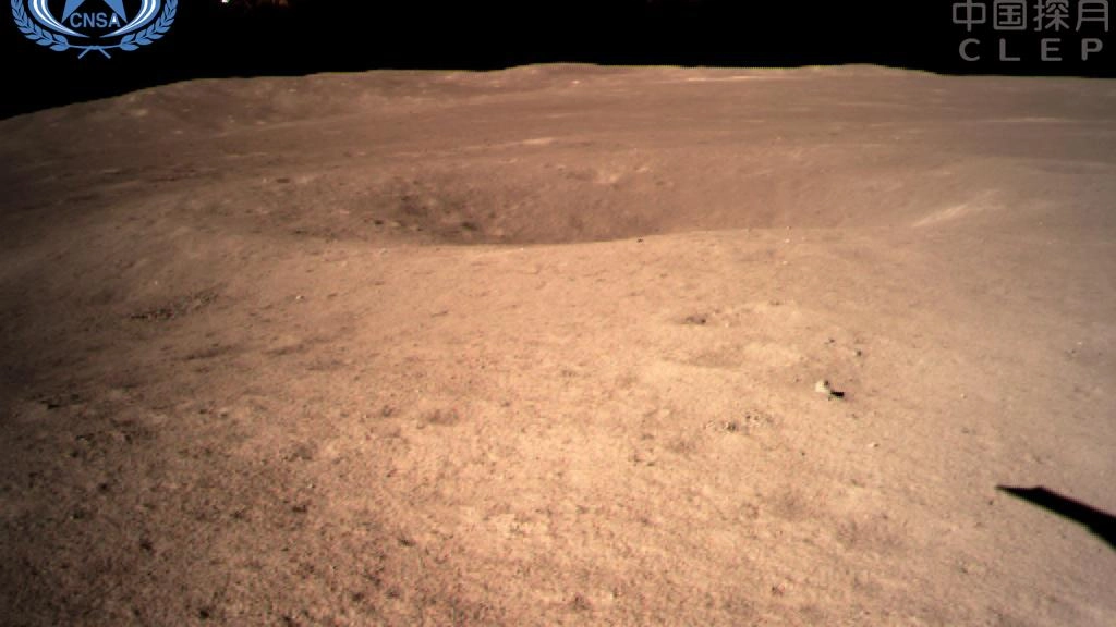 La faccia nascosta della Luna fotografata dalla sonda cinese Chang'e-4 probe (Ansa)