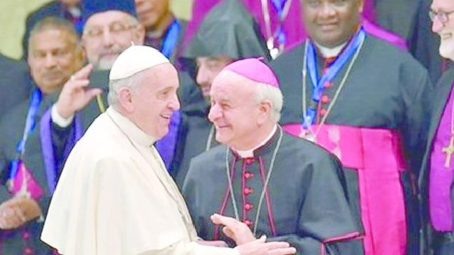 Papa Francesco con monsignor Vincenzo Paglia (Ansa)