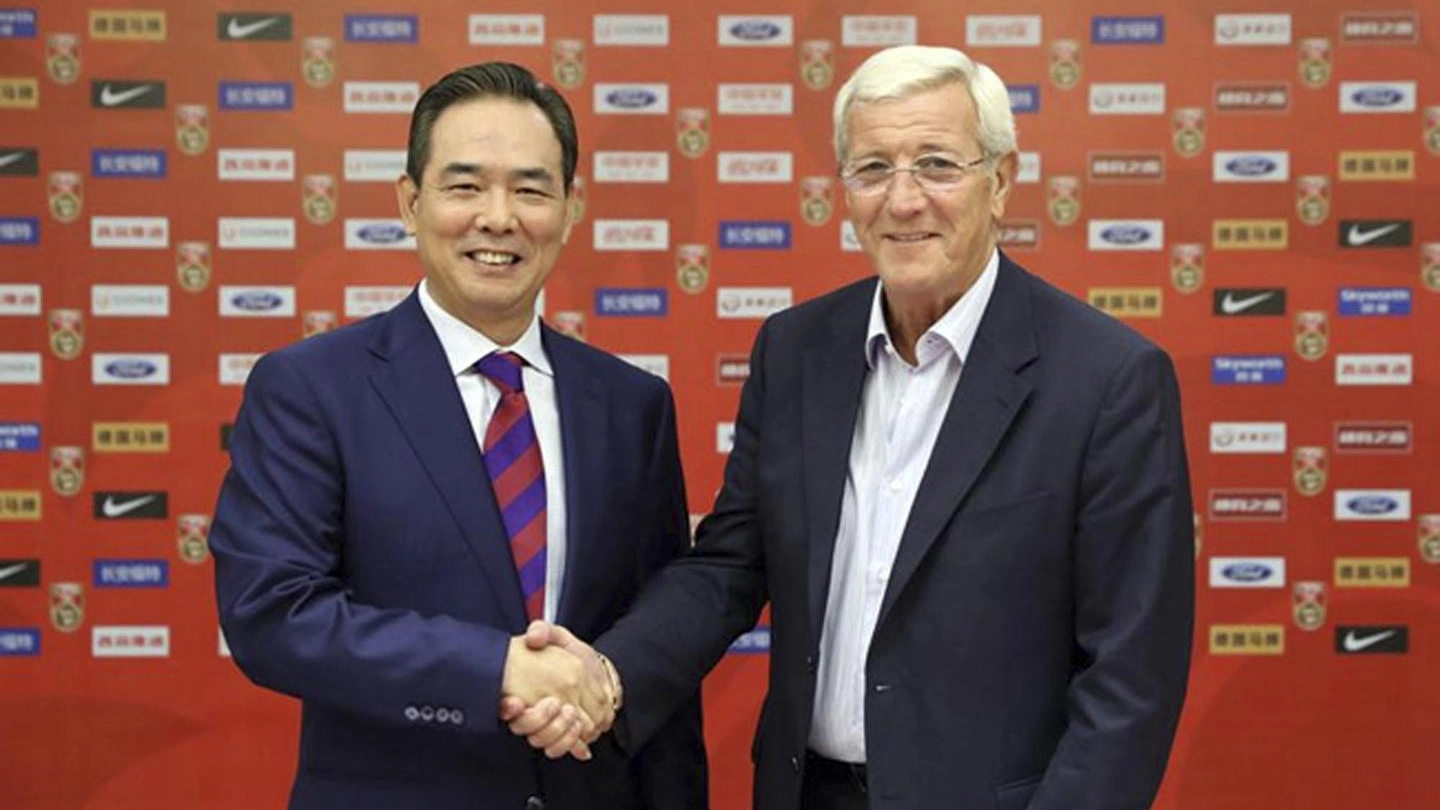 Marcello Lippi col presidente della Chinese Football Association, Cai Zhenhua (Ansa)