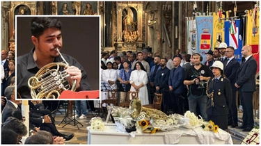 Funerali di Giovanbattista Cutolo, l’ultimo saluto al musicista ucciso. La mamma: “Crimine contro l'umanità”