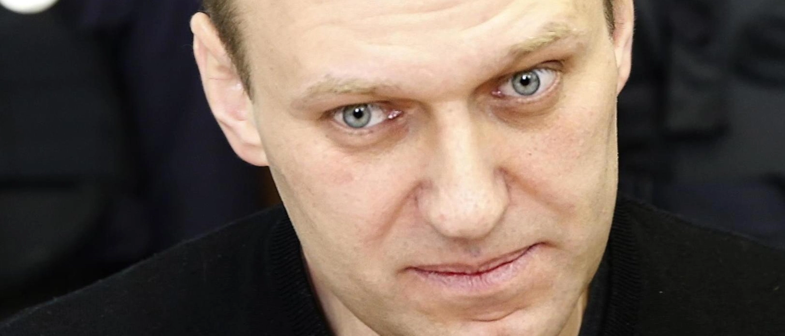 La famiglia di Alexei Navalny è costretta a fronteggiare un doloroso ricatto: accettare un funerale segreto o la tumulazione remota del corpo. Intellettuali russi chiedono la restituzione delle spoglie, mentre circolano fake news per diffamare la famiglia.