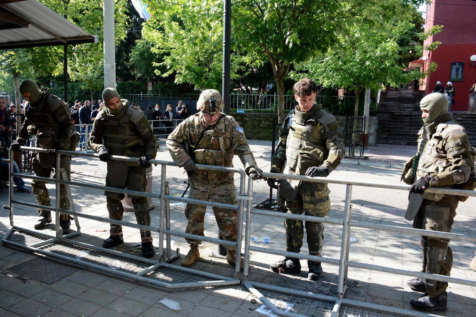 Kosovo: militari della Nato piazzano una recinzione davanti al municipio di Zvecan