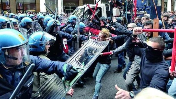 Gli scontri tra centri sociali e forze dell’ordine durante una manifestazione No tav