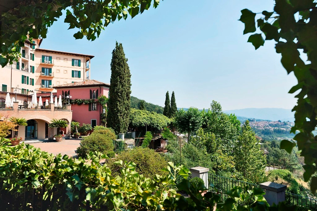 La piazzetta del Renaissance Tuscany Il Ciocco Resort & Spa