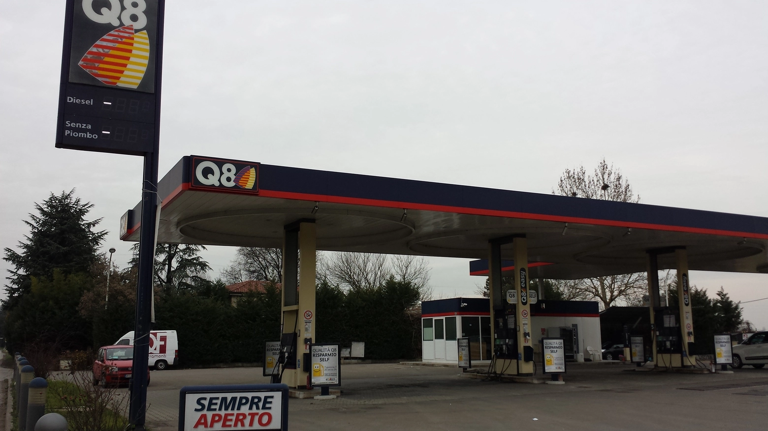 Il distributore di benzina Q8 preso d'assalto (Foto Saracino)